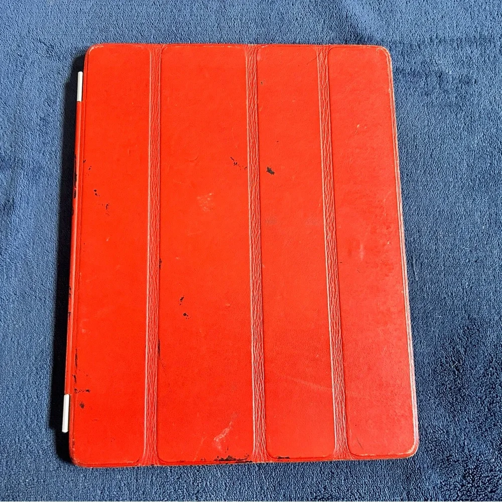 Apple iPad 32GB Wi-Fi – White/Silver – Includes Red Smart Case